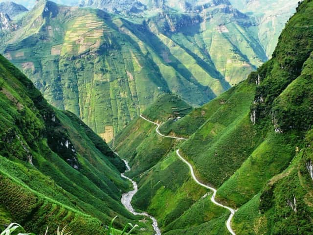 https://cms.wanderluststation.com/wp-content/uploads/2026/01/quan-ba-heaven-gate-ha-giang.webp